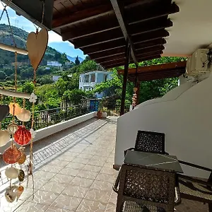 Bed and breakfast On The Rocks, Qeparo